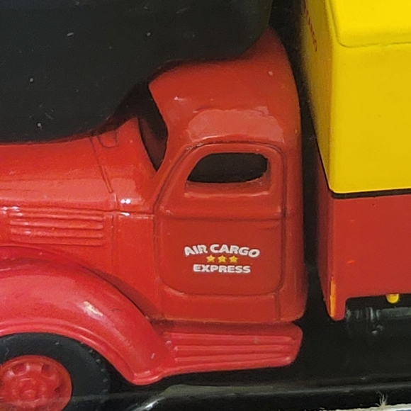 IMEX Model Co. American Classic Trucks Air Cargo Truck 1:87 Scale Toy NEW - Picture 3 of 7